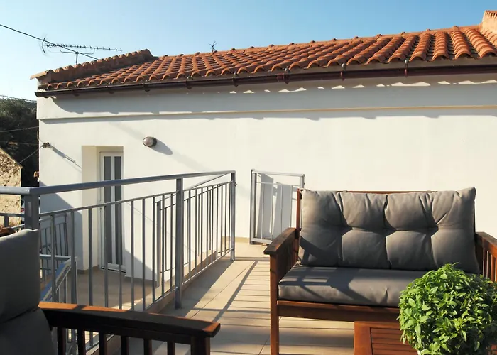 Ioannis At Skonizo * Hriszí Aktí Haniá